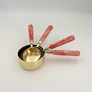 Juego de 4 piezas de tazas y cucharas medidoras de acero inoxidable con mango de resina y acabado PVD dorado, con escala, herramientas de cocina para hornear, suministro de fábrica - Product Image 1