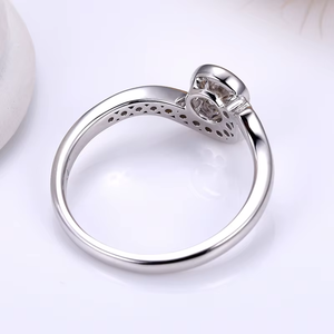 Bague de fiançailles en or blanc avec diamant taille brillant rond, design halo, style romantique - Product Image 4