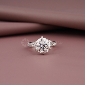 Anillo de diamantes con corte redondo y pavé, nuevo diseño, oro blanco con certificado IGI y claridad VVS para mujer, de proveedor indio. - Product Image 1