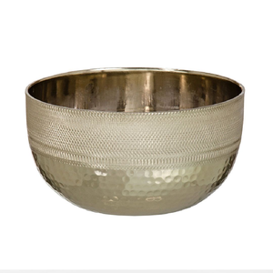 Bol de service en métal argenté martelé sur un support surélevé. Disponible à prix de gros pour la restauration et les cuisines modernes. - Product Image 3