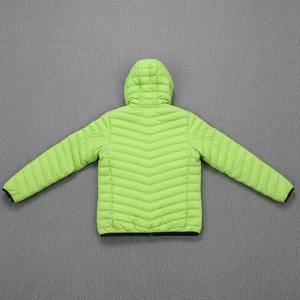 Abrigo de lana grueso para mujer, estilo moderno, con logotipo personalizado, para invierno, corte ajustado, chaqueta larga acolchada, venta al por mayor, color verde con forro de nailon - Product Image 3