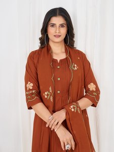 Traje Anarkali Étnico de Algodón para Mujer con Dupatta Bordada |   Colección de Ropa Lista para Usar de Boutique |   Proveedor de Exportación OEM - Product Image 3