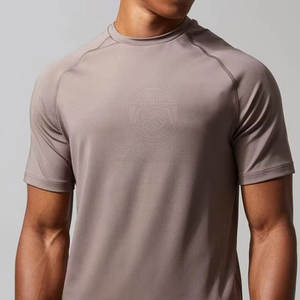 Conjunto de camiseta y pantalones cortos para gimnasio para hombre moderno, material ligero y transpirable, perfecto para fitness y entrenamiento deportivo. - Product Image 6