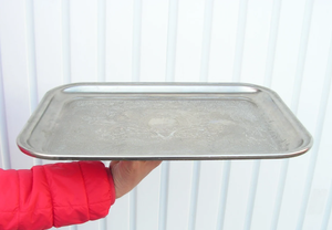 Hermosa bandeja de servir de acero forjado a mano con diseño floral y mango dorado para decoración de restaurantes. - Product Image 3