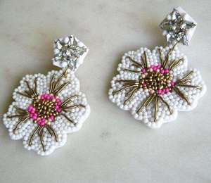 Boucles d'oreilles artisanales en perles, fleurs blanches et roses, broderie au fil doré, bijoux artisanaux - Product Image 1
