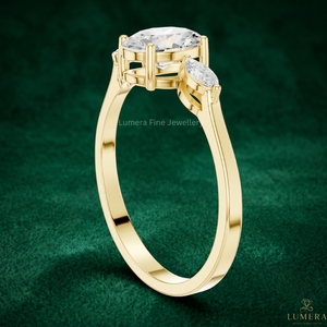 Anillo Minimalista con Diamante Ovalado Cultivado en Laboratorio, Anillo Trilogía con Piedras Laterales de Corte Marquesa, Anillo con Corte Cónico y Engaste de Cesta Abierta - Product Image 5