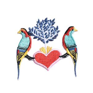 Patchs thermocollants personnalisés en tissu sergé brodé, motifs floraux et botaniques, appliqués sur vêtements, chapeaux et sacs - Product Image 1
