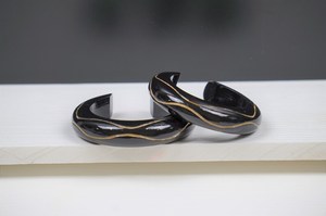 Bracelets vintage en résine noire avec motif vague doré, ensemble de bracelets larges et épais - Product Image 5