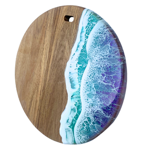 Planche à découper en bois irrégulière faite à la main avec design vague océanique en résine, décoration de cuisine côtière - Product Image 4