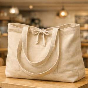 El bolso negro con asa superior estilo cuero parece ser un bolso clásico y estructurado, similar a los diseños de las marcas Bag. - Product Image 5