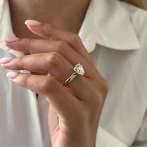 Anillo de Compromiso Romántico con Diamante Tallado en Corazón de 2.01CT Cultivado en Laboratorio con Oro Sólido de 18K, Regalo para Enamorados - Product Image 5