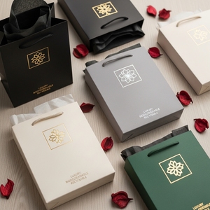 ถุงกระดาษทรงสี่เหลี่ยมสำหรับบรรจุภัณฑ์น้ำหอมแบบหรูหรา เป็นมิตรกับสิ่งแวดล้อม ย่อยสลายได้ รีไซเคิลได้  พร้อมเคลือบลามิเนต พิมพ์โลโก้ได้ตามต้องการ ระดับพรีเมียม - Product Image 2