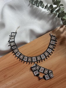 Collar geométrico de arte moderno con cuentas, perlas de imitación e incrustaciones de diamantes de imitación para joyería étnica de moda femenina de UO INDIA - Product Image 4