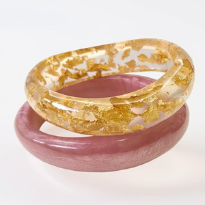 Ensemble élégant de bracelets en résine segmentés superposés avec anneaux en métal doré, présentés sur un présentoir, disponibles à prix de gros. - Product Image 4
