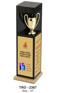 Trofeo corporativo de la Copa de Oro, premio rectangular en forma de torre con base de madera para reconocer el aporte y el mérito por larga trayectoria laboral. - Product Image 2