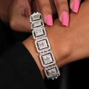 Glam cổ tay của bạn với phụ nữ quyến rũ Vòng đeo tay trong 14kt vàng trắng với labgrown kim cương có tính năng phong cách độc đáo cho cảm ứng thanh lịch
