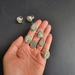 Bagues en argent plaqué avec pierres précieuses naturelles de pyrite, best-sellers, pour la décoration intérieure, bijoux de mode de haute qualité, vente en gros, véritable cristal - Product Image 2