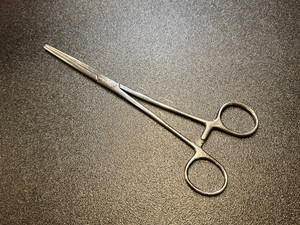 Pinces à artères Rochester-Ochsner orthopédiques chirurgicales, droites 8,75 po, 1x2 dents, en acier inoxydable, certifiées CE ISO - Product Image 1