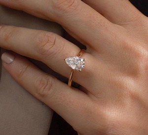 แหวนเพชรทรงหยดน้ำ 1.90 กะรัต รูปทรงลูกแพร์ เพชรเลี้ยงในห้องปฏิบัติการ ทองคำขาว 14K แหวนหมั้นแบบวงแหวนโค้ง แหวนสัญญา แหวนแต่งงานสำหรับผู้หญิง - Product Image 2