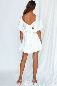 Vente en gros Robe courte blanche à manches bouffantes d'été pour femmes - Product Image 4