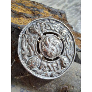 Broche celta tradicional antiguo con escudo circular, joyería escocesa con nudos, patrones en relieve, broches con diseño de cuadros. - Product Image 1
