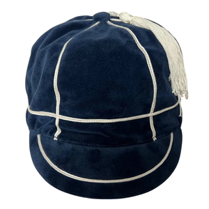 Chapeau de présentation classique bleu marine uni en velours avec bordure tressée blanche et pompon, idéal pour les écoles, clubs sportifs et universités – Nouvelle collection - Product Image 1