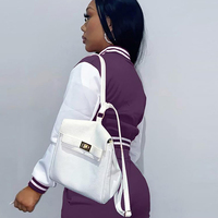 Veste universitaire color block violet et blanc avec col montant et fermeture boutonnée, style preppy, coupe courte pour femme, idéale pour l'automne