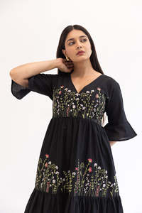 Robe midi en coton brodée de fleurs noires, col en V, manches bouffantes, coupe ample, style bohème, tenue décontractée d'été - Product Image 4