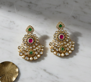 Boucles d'oreilles traditionnelles en pierre Kundan avec finition dorée pour mariages et occasions festives – Fournisseur de bijoux en gros pour le marché export - Product Image 2