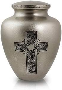 Urna de cremación de aluminio plateado para cenizas humanas, forma clásica redondeada, grabado decorativo de cruz, cierre seguro con rosca. - Product Image 2
