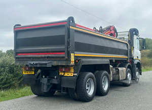 Producto TOP USADO, Camión Volquete Arocs 3240 8x4 en Perfectas Condiciones con Grúa, Listo para Usar - Product Image 3