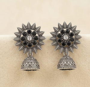 Pendientes Jhumka DIVYORO con Piedras Negras y Diseño Sunburst - Product Image 1
