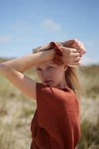 เสื้อผู้หญิงสไตล์วินเทจเรียบง่าย ผ้าลินิน 100% แบบพันรอบตัว ไร้แขน คอวี ผูกด้านข้าง เสื้อเบลาส์สำหรับใส่ทำงาน ODM เป็นมิตรกับสิ่งแวดล้อม ระบายอากาศได้ดี แบบผูกโบว์ - Product Image 2