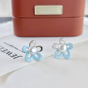 Pendientes de Plata de Ley S925 con Perla de Camelia y Flor de Estrella de Cinco Puntas con Acabado Esmaltado - Product Image 1