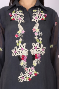 Ensemble de vêtements élégants pour femmes, tenue de soirée 2 pièces, couleur gris foncé avec broderie à la main, pour femmes modernes - Product Image 2