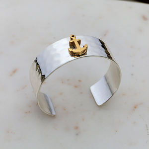 Bracelet manchette en argent martelé fait main avec breloque ancre en laiton doré – Bracelet jonc bicolore nautique pour femme - Product Image 2