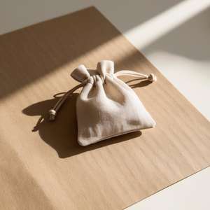 Mini bolso de joyería minimalista de moda atemporal hecho éticamente por marcas de boutique ligeras cosidas artesanales regalo perfecto - Product Image 1