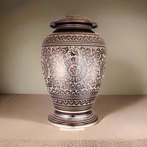 Urne funéraire artisanale en laiton avec gravure florale élégante pour cendres humaines – Décoration commémorative intemporelle pour la maison ou la cérémonie funéraire - Product Image 4