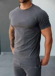 Camiseta deportiva de manga corta para hombre, color gris carbón, gris oscuro, corte ajustado, manga raglán, para entrenamiento y gimnasio. - Product Image 2