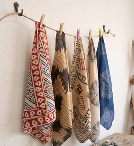 Pañuelo Cuadrado Hecho a Mano 100% Algodón con Estampado de Bloques, Estilo Boho, Diseño Floral Indio, Transpirable y Duradero, Regalo para Mujer - Product Image 3