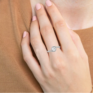 Anillo de Oro Blanco Certificado con Diamante Cultivado en Laboratorio de Corte Brillante de 0.996 Quilates, Claridad VS1, Color E, Estilo Étnico para Mujer, de AJRETAIL - Product Image 4