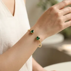 Bracelet jonc ouvert en laiton plaqué or 18 carats pour femme, avec pierres précieuses naturelles émeraude et quartz taille triligne - Product Image 2