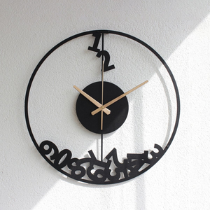 Reloj de pared minimalista con marco lineal asimétrico negro y manecillas doradas, disponible a precios de mayorista. - Product Image 4