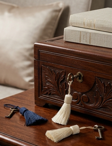 Pompons crème pour la décoration de la maison et du bureau - Product Image 2