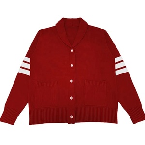 Cárdigan Rojo de Punto Personalizado al por Mayor para Mujeres de Hermandades Universitarias, Suéter de Manga Larga con Cuello en V y Rayas Blancas con Bolsillos - Product Image 1