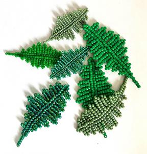 Applique brodée de feuilles vertes perlées, patch botanique fait main en perles de rocaille pour vêtements, sacs, chapeaux, textiles - Product Image 1