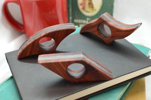 Support de livre en bois personnalisé fait main, porte-page léger en bois, accessoire de lecture pour lecteurs - Product Image 1