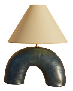 Lampe de table moderne en fer avec abat-jour rond beige, faite à la main, autocollante, Nyxora Atelier, pour la décoration du salon - Product Image 3