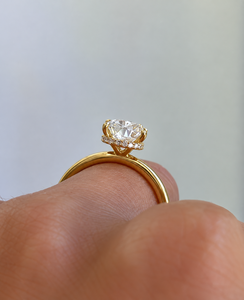 Bague de fiançailles de luxe pour femme en or jaune 18 carats avec diamant ovale et halo pavé, disponible à prix compétitif - Product Image 4