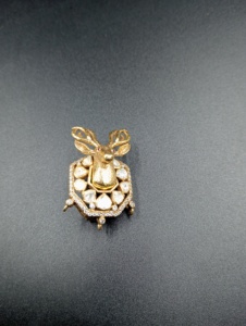 เข็มกลัดรูปนกยูงชุบทอง AMAIRA JEWELS ประดับด้วยมอยส์ซาไนต์และพลอยโพลกี้แบบฝังกรงเล็บ เครื่องประดับแฟชั่นสำหรับทุกเพศ - Product Image 6